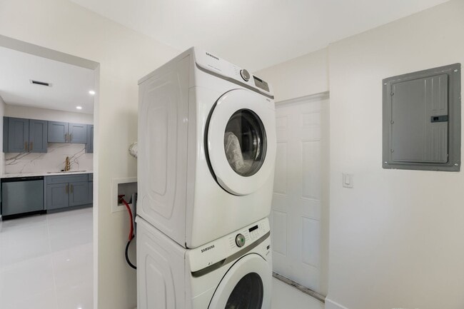 Building Photo - Fully renovated stylish 3 bed 2 bath home featuring a luxury kitchen, modern appliances on a fenc...