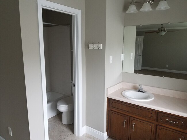 Master Bath - 8412 Williamsburg Cir