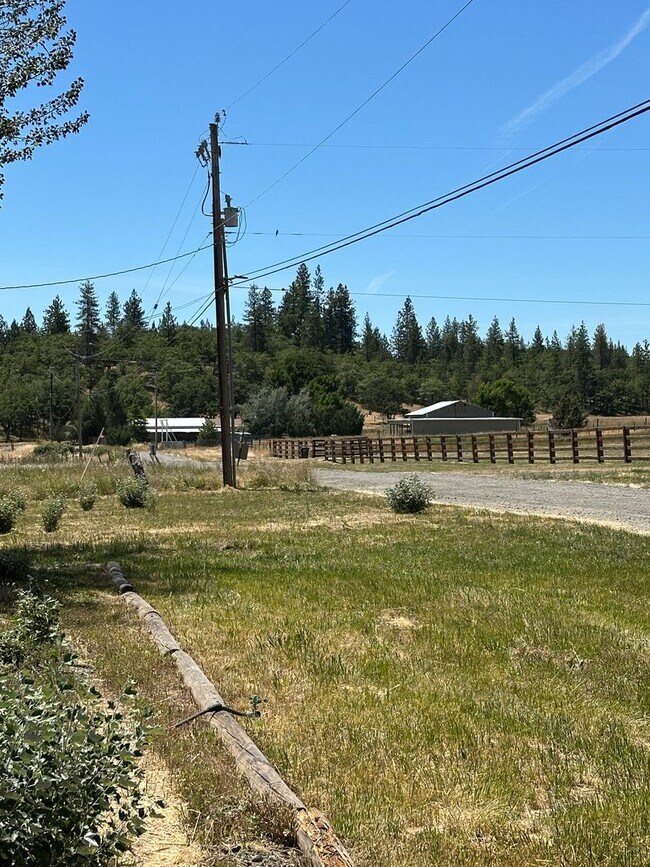 Building Photo - Beautiful Ranch Style Home