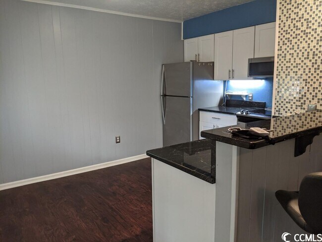 Building Photo - 4437 Lakeside Dr