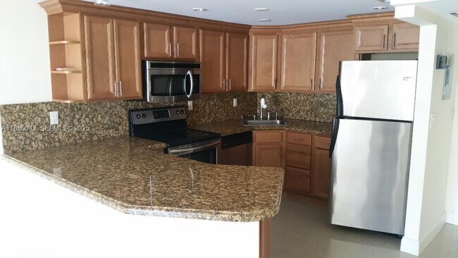 Building Photo - 800 Parkview Dr