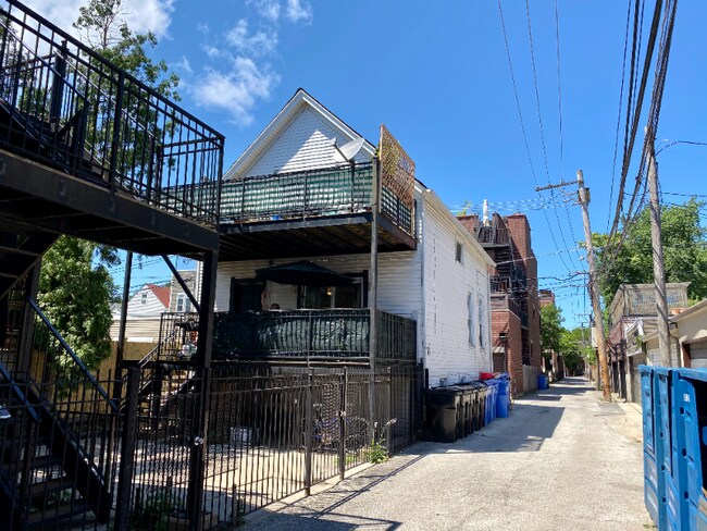 Foto del edificio - 1214 W Nelson St