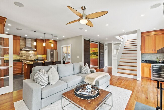 Building Photo - Spacious Kent Home | 6 Bed | 4 Bath | 4,000 Sf | Front Porch + Backyard | Detached 4-Car Garage