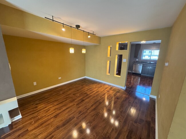 Foto del edificio - 926 W Irving Park Rd
