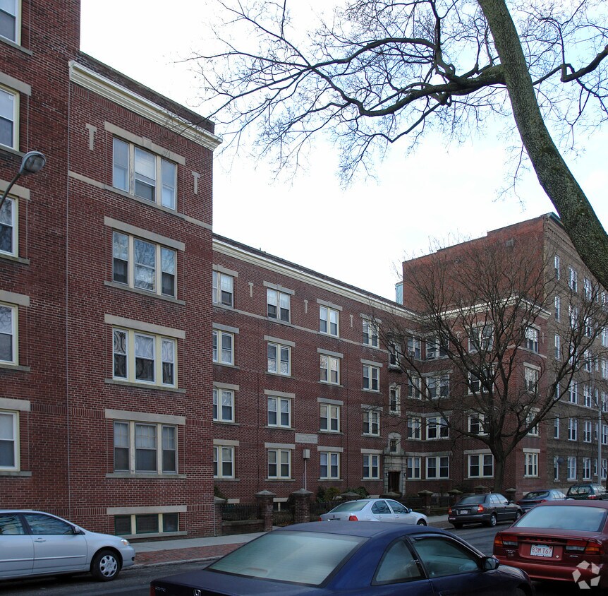 Primary Photo - Plaza Court