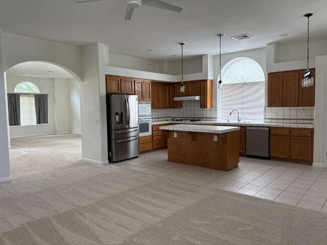 Foto del edificio - Spacious 4 Bed, 2 Bath Home with 3-Car Garage, Nice Backyard & Pet-Friendly Living