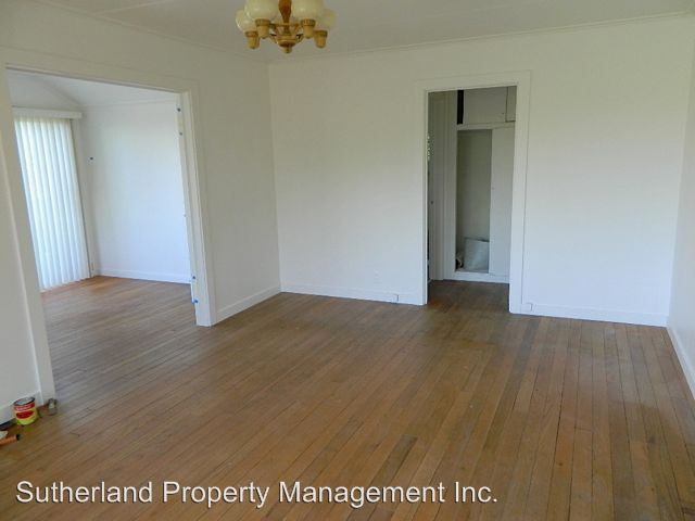 Building Photo - 245 Racetrack St