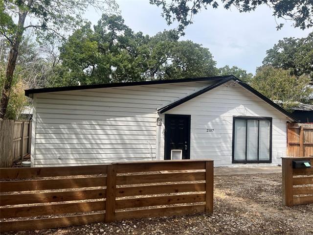 Primary Photo - 2107 W Oak St