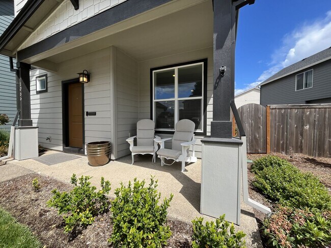Foto del edificio - Spacious Modern Home with Open-Concept Living, Elegant Interior Features & Attached Garage
