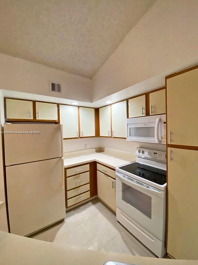 Foto del edificio - 3390 Pinewalk Dr N