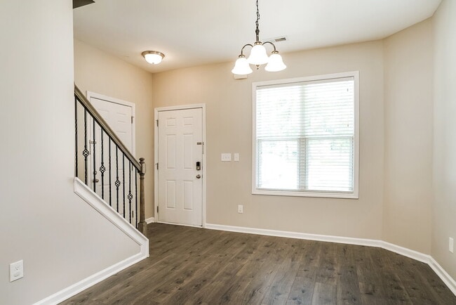 Building Photo - 105 Oakdale Ave