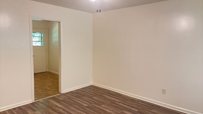Foto del edificio - SRP-SH048-2033 Fallsdale Drive 1-4
