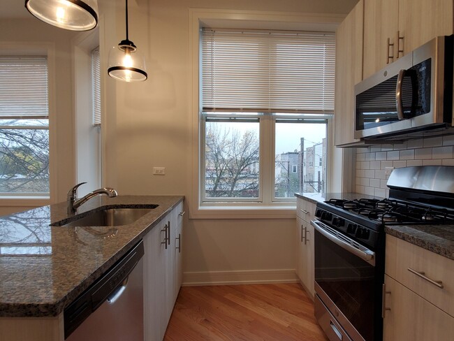 Building Photo - 843 N Leavitt St