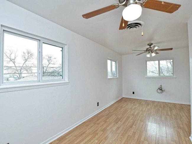 Building Photo - 1804 Sylvan Dr