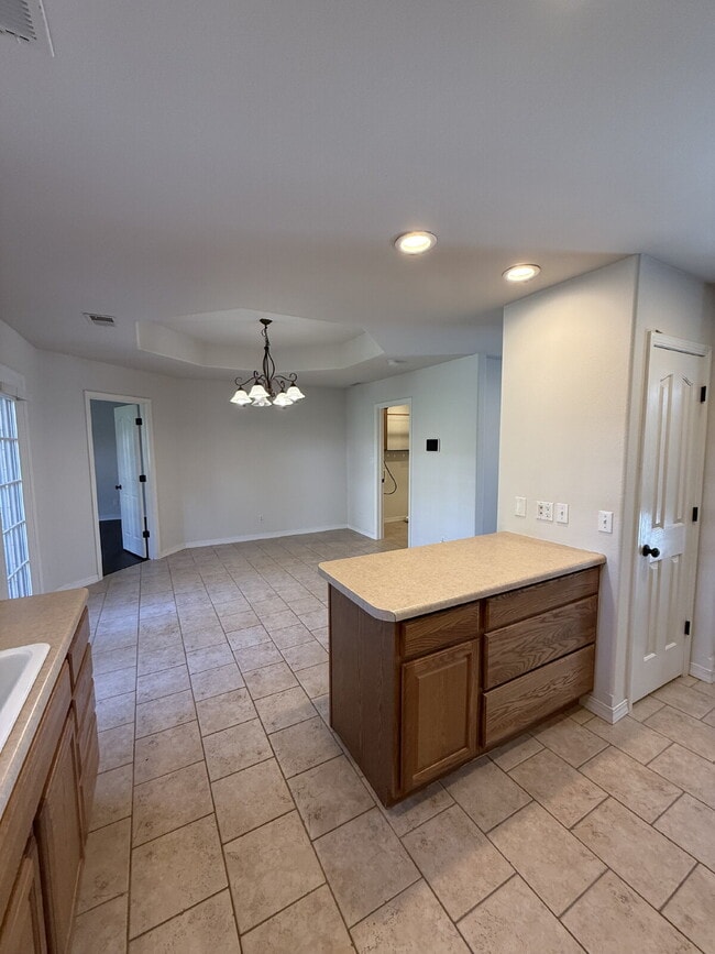 Foto del edificio - Spacious 3 BR with a fenced in backyard