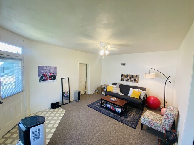 Building Photo - 215