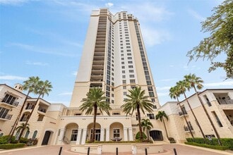 Building Photo - 300 Beach Dr NE