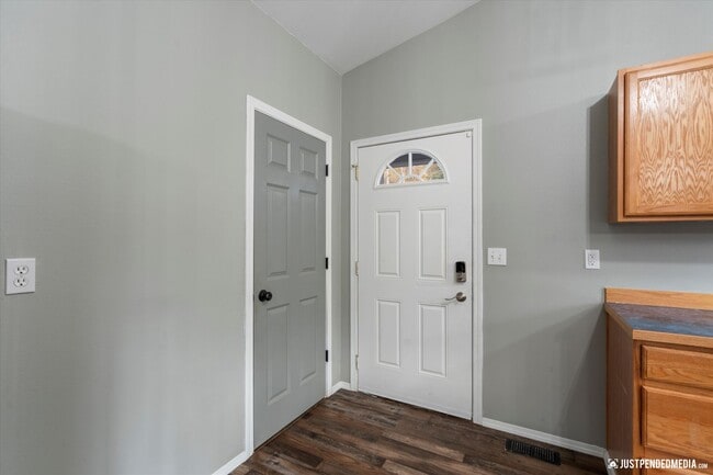 Building Photo - 3 Bedroom W/ Mother in Law Suite | 2 Bathr...