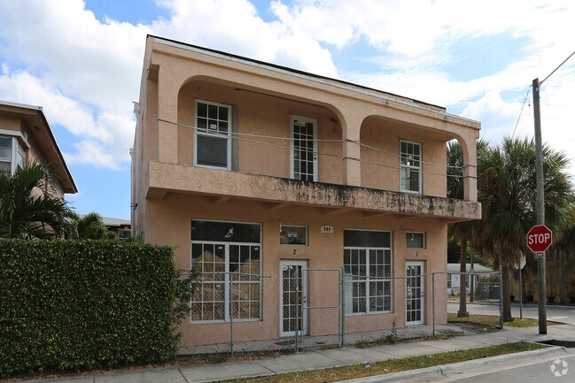 Building Photo - 800 N Sapodilla Ave