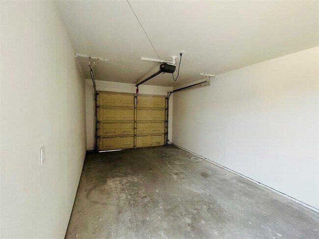 Foto del edificio - 8038 Sands Point Dr