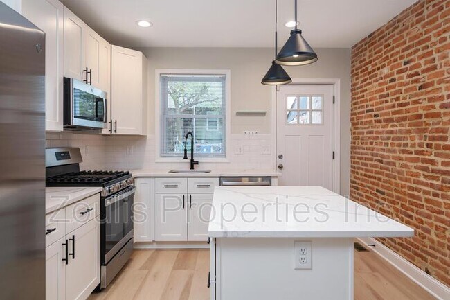 Building Photo - 345 S Macon St.