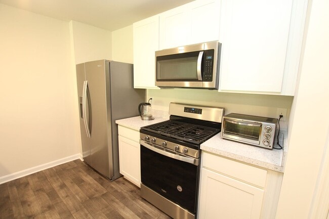 Building Photo - Slingle level living, close to the beach, ...