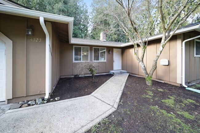 Building Photo - Classic rambler has 3 bedrooms, 1.75 baths, North Thurston School District