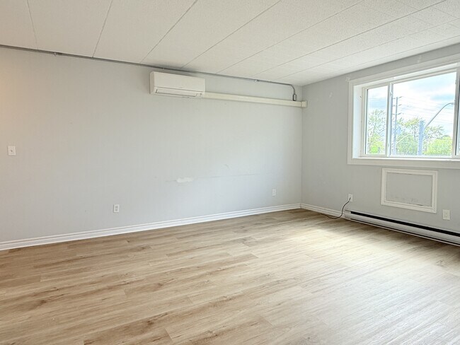 Photo du bâtiment - 360 Tecumseh Rd W