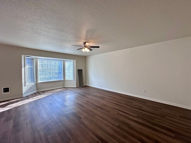 Foto del edificio - Spacious Condo in Downtown Gresham - Near MAX!