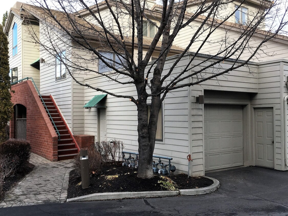 Foto principal - Beautiful Riverfront Condo in NW Bend!
