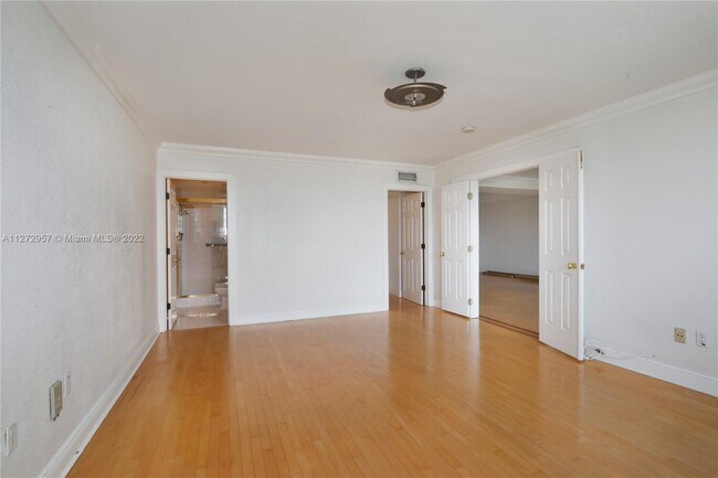 Building Photo - 9111 E Bay Harbor Dr