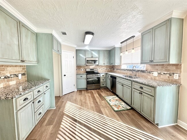 Building Photo - 16143 Little Cypress Ln