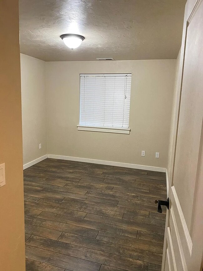 Building Photo - 2443 Park View Dr
