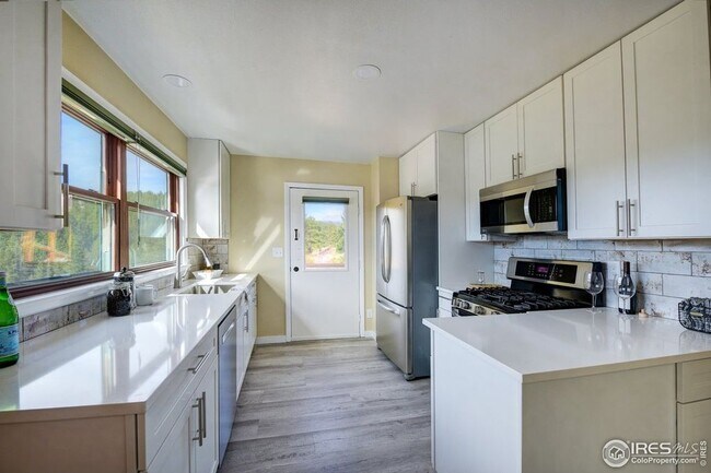 Kitchen - 252 Switzerland Trl