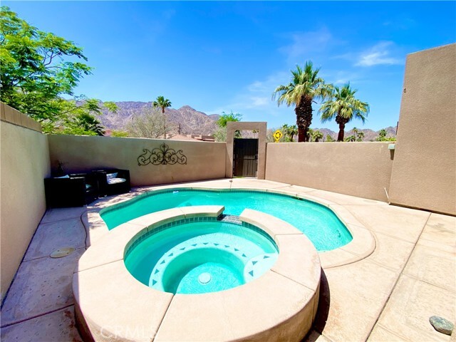 Foto del edificio - 51360 Eisenhower Dr
