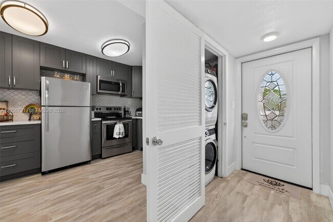 Building Photo - 681 S Hollybrook Dr