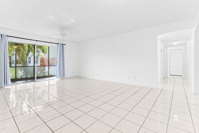 Foto del edificio - 345 W Laurel Dr
