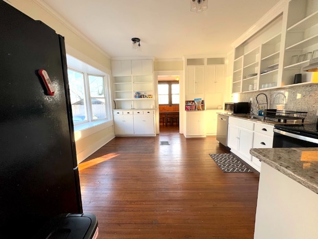 Building Photo - 1233 E Center St