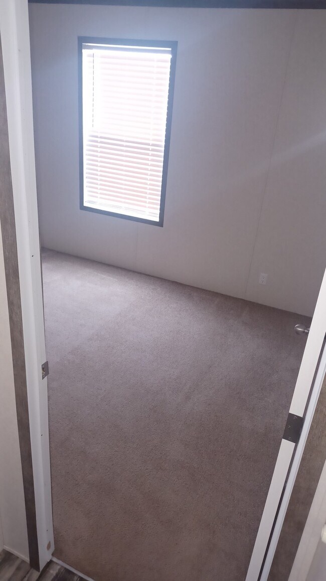 Building Photo - 2 bedroom/1 bathroom mobile home