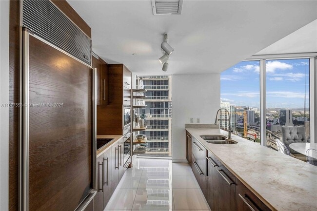 Building Photo - 475 Brickell Ave