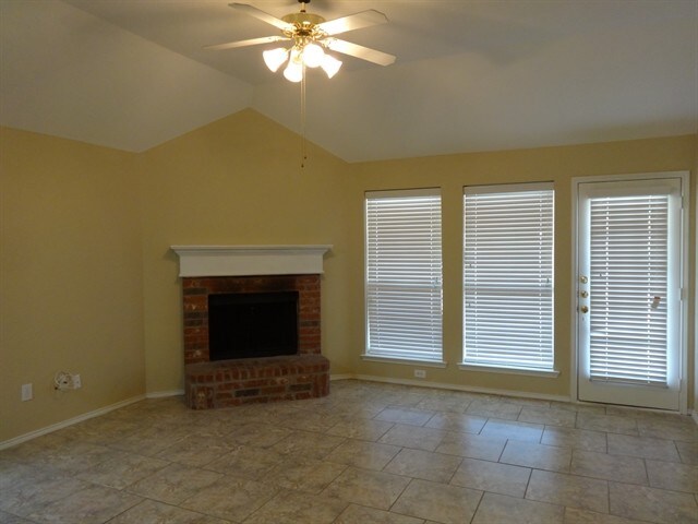 Foto del edificio - 9812 Sparrow Hawk Ln