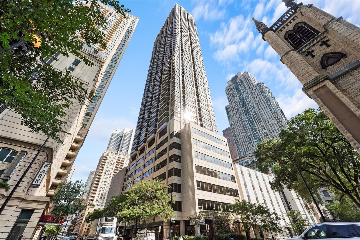 Foto principal - 30 E Huron St