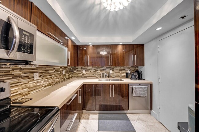 Building Photo - 6039 Collins Ave