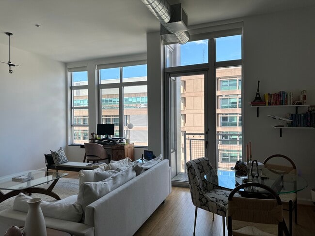 Spacious and open living room - 1390 V St NW (Washington, DC) Apartment