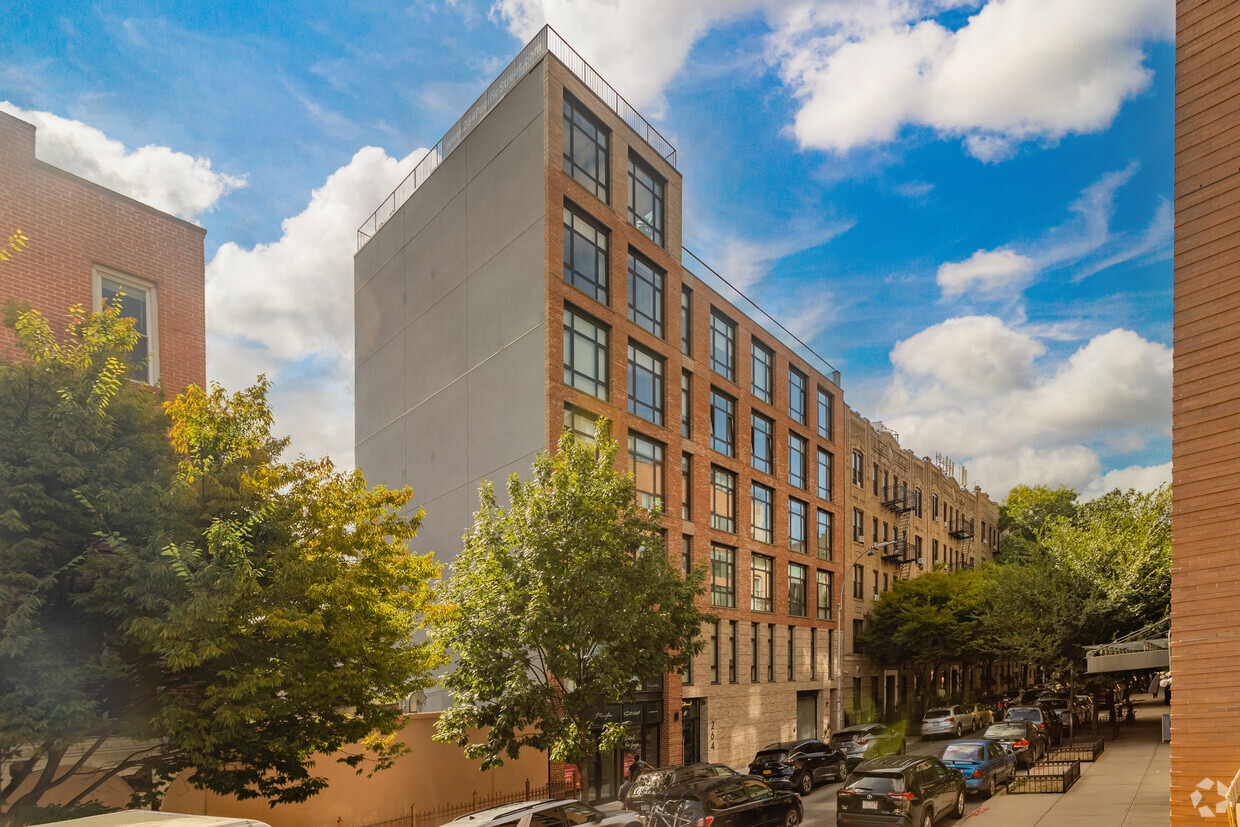 Building Photo - 262-264 Pacific St