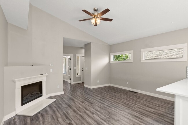 Building Photo - Beautifully Remodeled 3 Bedroom in Gresham...