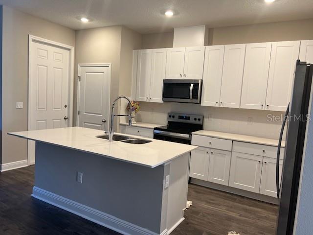 Foto del edificio - 16375 Hamlin Hills Rd