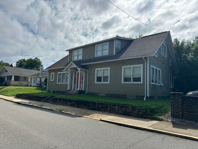 Building Photo - 425 Caplewood Dr