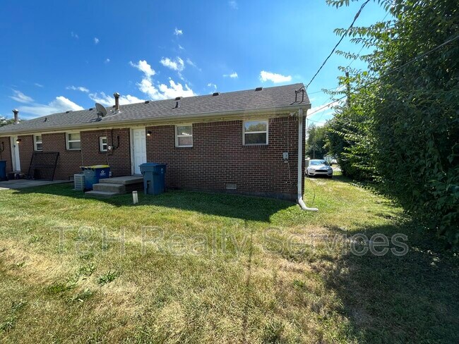 Building Photo - 1608 W 58th St