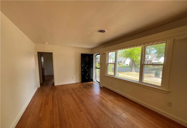 Building Photo - 3 Bedroom / North Avenue, 23222